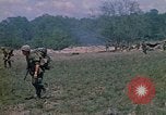 Standbild 101st Airborne Division Soldaten board Hubschrauber Papageien Schnabel Kambodscha, 1970, aus Sekunde 35 historischem Filmmaterial Videoclip 65675038733