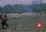 Standbild 101st Airborne Division Soldaten board Hubschrauber Papageien Schnabel Kambodscha, 1970, aus Sekunde 36 historischem Filmmaterial Videoclip 65675038733
