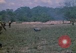 Standbild 101st Airborne Division Soldaten board Hubschrauber Papageien Schnabel Kambodscha, 1970, aus Sekunde 37 historischem Filmmaterial Videoclip 65675038733
