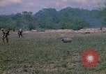 Standbild 101st Airborne Division Soldaten board Hubschrauber Papageien Schnabel Kambodscha, 1970, aus Sekunde 38 historischem Filmmaterial Videoclip 65675038733
