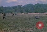 Standbild 101st Airborne Division Soldaten board Hubschrauber Papageien Schnabel Kambodscha, 1970, aus Sekunde 39 historischem Filmmaterial Videoclip 65675038733