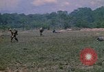 Standbild 101st Airborne Division Soldaten board Hubschrauber Papageien Schnabel Kambodscha, 1970, aus Sekunde 40 historischem Filmmaterial Videoclip 65675038733