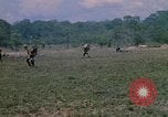 Standbild 101st Airborne Division Soldaten board Hubschrauber Papageien Schnabel Kambodscha, 1970, aus Sekunde 41 historischem Filmmaterial Videoclip 65675038733