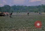 Standbild 101st Airborne Division Soldaten board Hubschrauber Papageien Schnabel Kambodscha, 1970, aus Sekunde 42 historischem Filmmaterial Videoclip 65675038733