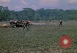 Standbild 101st Airborne Division Soldaten board Hubschrauber Papageien Schnabel Kambodscha, 1970, aus Sekunde 43 historischem Filmmaterial Videoclip 65675038733