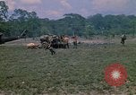 Standbild 101st Airborne Division Soldaten board Hubschrauber Papageien Schnabel Kambodscha, 1970, aus Sekunde 44 historischem Filmmaterial Videoclip 65675038733