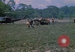 Standbild 101st Airborne Division Soldaten board Hubschrauber Papageien Schnabel Kambodscha, 1970, aus Sekunde 45 historischem Filmmaterial Videoclip 65675038733