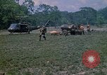 Standbild 101st Airborne Division Soldaten board Hubschrauber Papageien Schnabel Kambodscha, 1970, aus Sekunde 46 historischem Filmmaterial Videoclip 65675038733