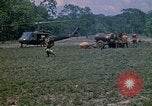 Standbild 101st Airborne Division Soldaten board Hubschrauber Papageien Schnabel Kambodscha, 1970, aus Sekunde 47 historischem Filmmaterial Videoclip 65675038733