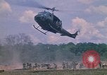 Standbild 101st Airborne Division Soldaten board Hubschrauber Papageien Schnabel Kambodscha, 1970, aus Sekunde 48 historischem Filmmaterial Videoclip 65675038733