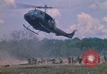 Standbild 101st Airborne Division Soldaten board Hubschrauber Papageien Schnabel Kambodscha, 1970, aus Sekunde 49 historischem Filmmaterial Videoclip 65675038733