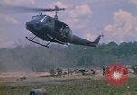 Standbild 101st Airborne Division Soldaten board Hubschrauber Papageien Schnabel Kambodscha, 1970, aus Sekunde 50 historischem Filmmaterial Videoclip 65675038733