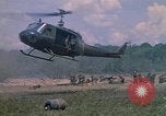 Standbild 101st Airborne Division Soldaten board Hubschrauber Papageien Schnabel Kambodscha, 1970, aus Sekunde 51 historischem Filmmaterial Videoclip 65675038733