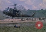 Standbild 101st Airborne Division Soldaten board Hubschrauber Papageien Schnabel Kambodscha, 1970, aus Sekunde 52 historischem Filmmaterial Videoclip 65675038733