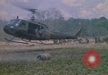 Standbild 101st Airborne Division Soldaten board Hubschrauber Papageien Schnabel Kambodscha, 1970, aus Sekunde 53 historischem Filmmaterial Videoclip 65675038733