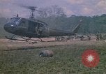 Standbild 101st Airborne Division Soldaten board Hubschrauber Papageien Schnabel Kambodscha, 1970, aus Sekunde 54 historischem Filmmaterial Videoclip 65675038733