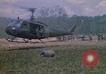 Standbild 101st Airborne Division Soldaten board Hubschrauber Papageien Schnabel Kambodscha, 1970, aus Sekunde 55 historischem Filmmaterial Videoclip 65675038733