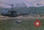 Standbild 101st Airborne Division Soldaten board Hubschrauber Papageien Schnabel Kambodscha, 1970, aus Sekunde 56 historischem Filmmaterial Videoclip 65675038733