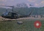 Standbild 101st Airborne Division Soldaten board Hubschrauber Papageien Schnabel Kambodscha, 1970, aus Sekunde 57 historischem Filmmaterial Videoclip 65675038733