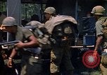 Standbild 101st Airborne Division Soldaten board Hubschrauber Papageien Schnabel Kambodscha, 1970, aus Sekunde 58 historischem Filmmaterial Videoclip 65675038733