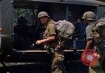 Standbild 101st Airborne Division Soldaten board Hubschrauber Papageien Schnabel Kambodscha, 1970, aus Sekunde 59 historischem Filmmaterial Videoclip 65675038733