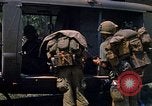 Standbild 101st Airborne Division Soldaten board Hubschrauber Papageien Schnabel Kambodscha, 1970, aus Sekunde 61 historischem Filmmaterial Videoclip 65675038733
