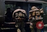 Standbild 101st Airborne Division Soldaten board Hubschrauber Papageien Schnabel Kambodscha, 1970, aus Sekunde 62 historischem Filmmaterial Videoclip 65675038733
