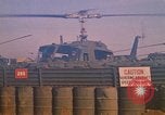 Standbild Tanken der Hubschrauber der 101st Airborne Division Soldat Papageien Schnabel Kambodscha, 1970, aus Sekunde 20 historischem Filmmaterial Videoclip 65675038734