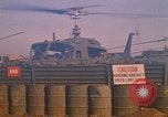 Standbild Tanken der Hubschrauber der 101st Airborne Division Soldat Papageien Schnabel Kambodscha, 1970, aus Sekunde 21 historischem Filmmaterial Videoclip 65675038734