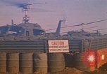 Standbild Tanken der Hubschrauber der 101st Airborne Division Soldat Papageien Schnabel Kambodscha, 1970, aus Sekunde 22 historischem Filmmaterial Videoclip 65675038734