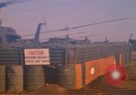 Standbild Tanken der Hubschrauber der 101st Airborne Division Soldat Papageien Schnabel Kambodscha, 1970, aus Sekunde 23 historischem Filmmaterial Videoclip 65675038734