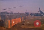 Standbild Tanken der Hubschrauber der 101st Airborne Division Soldat Papageien Schnabel Kambodscha, 1970, aus Sekunde 24 historischem Filmmaterial Videoclip 65675038734
