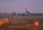 Standbild Tanken der Hubschrauber der 101st Airborne Division Soldat Papageien Schnabel Kambodscha, 1970, aus Sekunde 25 historischem Filmmaterial Videoclip 65675038734