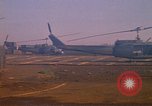Standbild Tanken der Hubschrauber der 101st Airborne Division Soldat Papageien Schnabel Kambodscha, 1970, aus Sekunde 26 historischem Filmmaterial Videoclip 65675038734