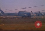 Standbild Tanken der Hubschrauber der 101st Airborne Division Soldat Papageien Schnabel Kambodscha, 1970, aus Sekunde 27 historischem Filmmaterial Videoclip 65675038734