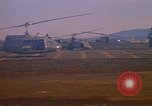 Standbild Tanken der Hubschrauber der 101st Airborne Division Soldat Papageien Schnabel Kambodscha, 1970, aus Sekunde 28 historischem Filmmaterial Videoclip 65675038734