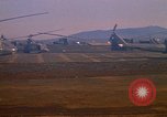 Standbild Tanken der Hubschrauber der 101st Airborne Division Soldat Papageien Schnabel Kambodscha, 1970, aus Sekunde 29 historischem Filmmaterial Videoclip 65675038734