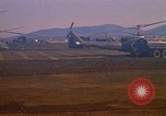 Standbild Tanken der Hubschrauber der 101st Airborne Division Soldat Papageien Schnabel Kambodscha, 1970, aus Sekunde 30 historischem Filmmaterial Videoclip 65675038734