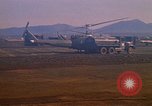 Standbild Tanken der Hubschrauber der 101st Airborne Division Soldat Papageien Schnabel Kambodscha, 1970, aus Sekunde 31 historischem Filmmaterial Videoclip 65675038734
