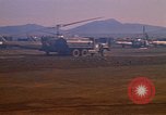 Standbild Tanken der Hubschrauber der 101st Airborne Division Soldat Papageien Schnabel Kambodscha, 1970, aus Sekunde 32 historischem Filmmaterial Videoclip 65675038734
