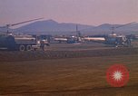Standbild Tanken der Hubschrauber der 101st Airborne Division Soldat Papageien Schnabel Kambodscha, 1970, aus Sekunde 33 historischem Filmmaterial Videoclip 65675038734
