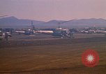 Standbild Tanken der Hubschrauber der 101st Airborne Division Soldat Papageien Schnabel Kambodscha, 1970, aus Sekunde 34 historischem Filmmaterial Videoclip 65675038734