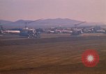 Standbild Tanken der Hubschrauber der 101st Airborne Division Soldat Papageien Schnabel Kambodscha, 1970, aus Sekunde 35 historischem Filmmaterial Videoclip 65675038734