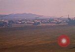 Standbild Tanken der Hubschrauber der 101st Airborne Division Soldat Papageien Schnabel Kambodscha, 1970, aus Sekunde 36 historischem Filmmaterial Videoclip 65675038734