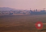 Standbild Tanken der Hubschrauber der 101st Airborne Division Soldat Papageien Schnabel Kambodscha, 1970, aus Sekunde 37 historischem Filmmaterial Videoclip 65675038734