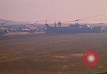 Standbild Tanken der Hubschrauber der 101st Airborne Division Soldat Papageien Schnabel Kambodscha, 1970, aus Sekunde 38 historischem Filmmaterial Videoclip 65675038734