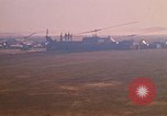 Standbild Tanken der Hubschrauber der 101st Airborne Division Soldat Papageien Schnabel Kambodscha, 1970, aus Sekunde 39 historischem Filmmaterial Videoclip 65675038734