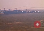 Standbild Tanken der Hubschrauber der 101st Airborne Division Soldat Papageien Schnabel Kambodscha, 1970, aus Sekunde 40 historischem Filmmaterial Videoclip 65675038734