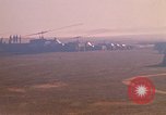Standbild Tanken der Hubschrauber der 101st Airborne Division Soldat Papageien Schnabel Kambodscha, 1970, aus Sekunde 41 historischem Filmmaterial Videoclip 65675038734