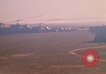Standbild Tanken der Hubschrauber der 101st Airborne Division Soldat Papageien Schnabel Kambodscha, 1970, aus Sekunde 42 historischem Filmmaterial Videoclip 65675038734